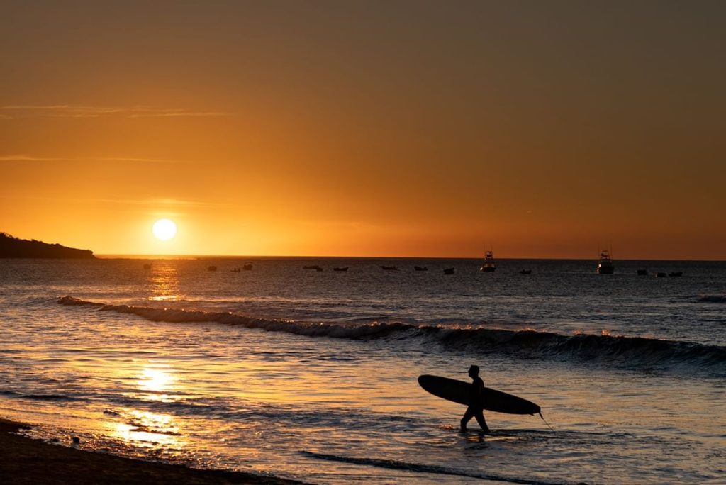 Tamarindo surfing